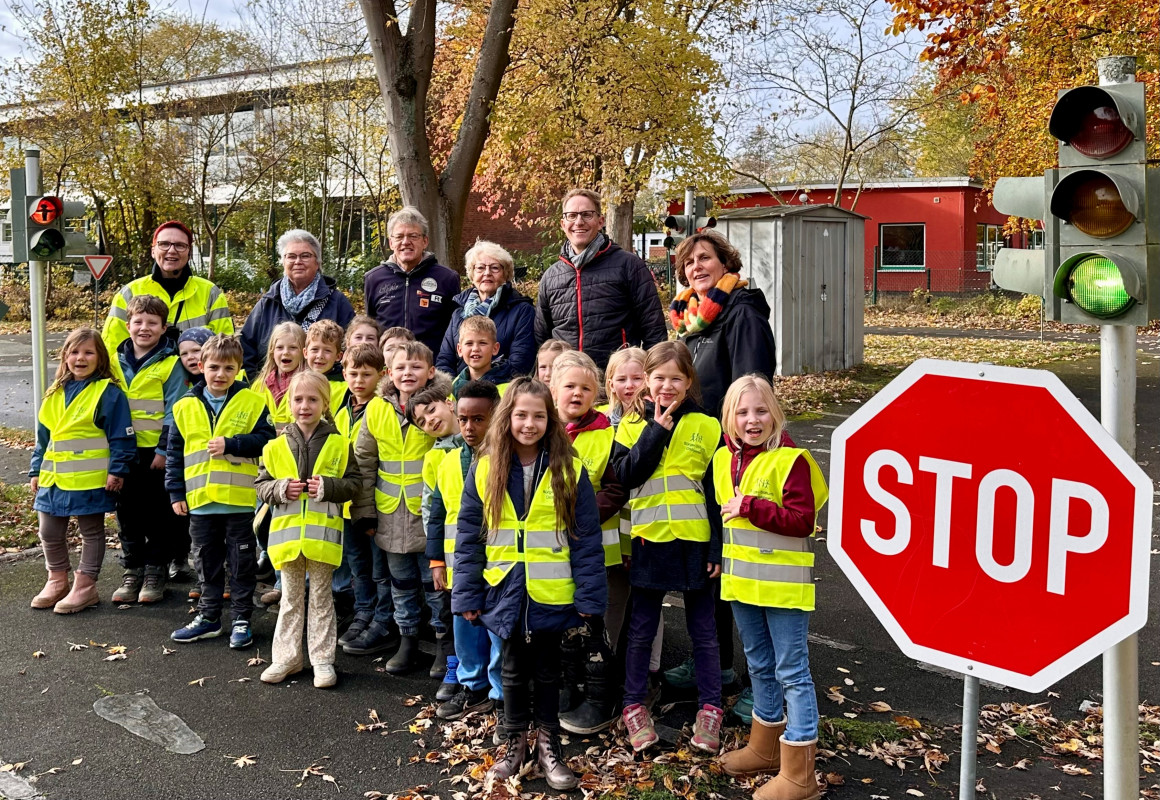 Warnwesten 2025 mit Kindern und Schild